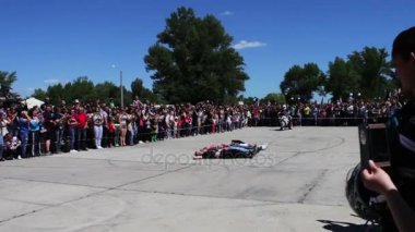 Ukrayna, Kanev, 3 Haziran 2017: Moto Show dublör. Aşırı motor sporları. Spor motosiklet riders motosiklet üzerinde çılgın stunts göster. Ukrayna Bisiklet Festivali Tarasova Gora en büyük. Bisikletçileri geçit ve gösteri