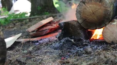 Açık havada, gün ışığı, büyük yakıcı şenlik ateşi. Açık havada gün ateşin ortasına