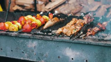 Bir şiş üzerinde sinirli lezzetli taze et mangal üzerinde yanmış. Domuz eti ve sebze şiş kebap