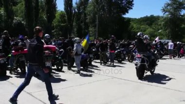 Ukrayna, Kanev, 3 Haziran, 2017:Many Bisiklet ve motosiklet açık havada durmak. Motosikletçiler geleneksel motorcu kıyafetleri içinde dolaşmak. En büyük Ukrayna Bisiklet Festivali Tarasova Gora