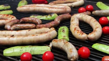 Hangi büyük bir ızgara estetik Kızarmış sosis, tatlı biber, sebze, tavuk eti koydu. Sokak, taseful, lezzetli üzerinde sokak gıda, Fast Food, yemek