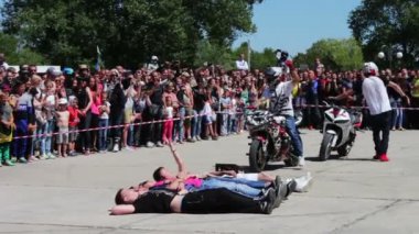 Ukrayna, Kanev, 3 Haziran 2017: Erkekler spor motosiklet üzerinde hileler çeşitli zorluk motosiklet üzerinde dolaşma ve insanların hareket gerçekleştirmeden bir gösteri olun. En büyük Ukrayna Bisiklet Festivali Tarasova
