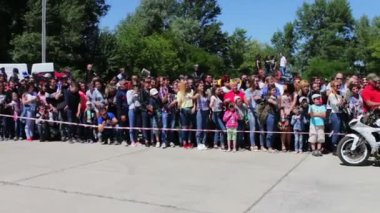 Ukrayna, Kanev, 3 Haziran 2017: Moto Show dublör. Aşırı motor sporları. Spor motosiklet riders motosiklet üzerinde çılgın stunts göster. Ukrayna Bisiklet Festivali Tarasova Gora en büyük. Bisikletçileri geçit ve gösteri