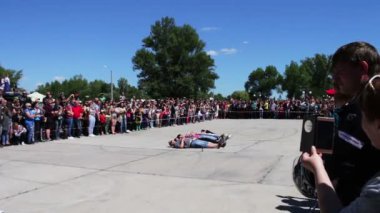 Ukrayna, Kanev, 3 Haziran 2017: Erkekler spor motosiklet üzerinde hileler çeşitli zorluk motosiklet üzerinde dolaşma ve insanların hareket gerçekleştirmeden bir gösteri olun. En büyük Ukrayna Bisiklet Festivali Tarasova