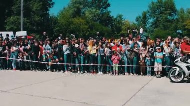 Ukrayna, Kanev, 3 Haziran 2017: Erkekler spor motosiklet üzerinde hileler çeşitli zorluk motosiklet üzerinde dolaşma ve insanların hareket gerçekleştirmeden bir gösteri olun. En büyük Ukrayna Bisiklet Festivali Tarasova