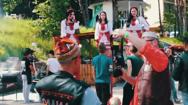 우크라이나, Kanev, 6 월 2017: 우크라이나 의상 죽 마에 아름 다운 여 자가 원하는 사람과 사진. 가장 큰 우크라이나 자전거 축제 Tarasova 고 라 — 비디오