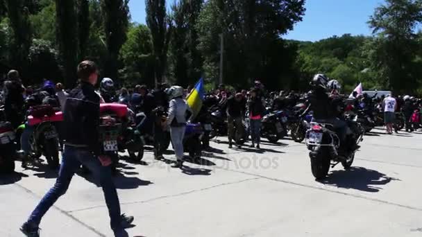 Ukrajina, Kanev, 3 Červen, 2017:Many motorkáři a motocykly stojí pod širým nebem. Motocyklisté v tradiční motorkářské oblečení chodit. Největší festival kolo Ukrajina Tarasovová Gora — Stock video