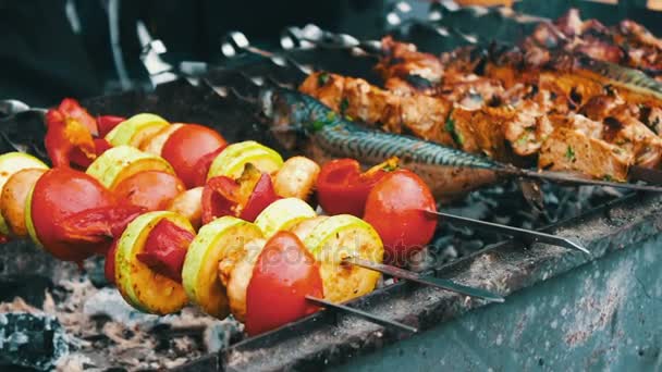 La carne sabrosa fresca, encordada en el pincho, se fríe en brasero. Shish kebab de cerdo y verduras — Vídeos de Stock