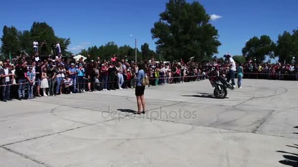 Украина, КАНЕВ, 3 июня 2017: Stunt Moto Show. Экстремальные мотоспорта. Всадники на спортивных мотоциклах показывают сумасшедшие трюки на мотоцикле. Крупнейший в Украине велосипедный фестиваль Тарасова Гора. Парад байкеров — стоковое видео