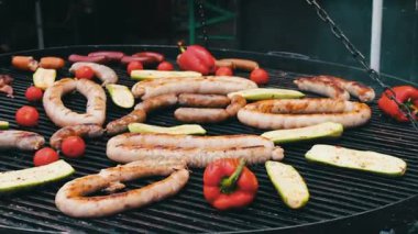 Farklı sosis büyük ızgara sebze ile kavrulmuş. Yemek Festivali