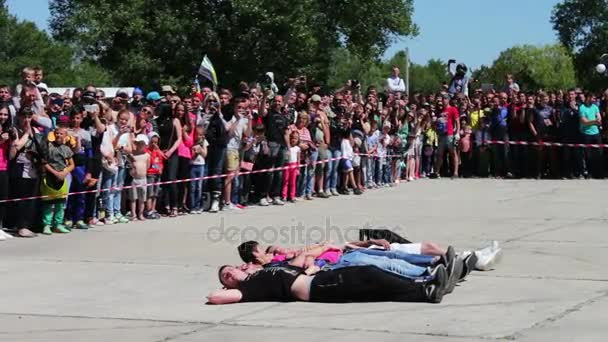 Ukraine, kanev, 3. juni 2017: stunt moto show. Extremmotorsport. die Fahrer auf Sportfahrrädern zeigen verrückte Stunts auf Motorrädern. größte in der Ukraine Radfestival tarasova gora. Parade und Show der Biker — Stockvideo