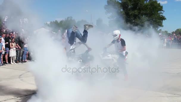 UKRAINE, KANEV, JUNHO 3, 2017: Stunt Moto Show. Extreme Motorsports. Os ciclistas em bicicletas esportivas mostram acrobacias loucas em motocicleta. Maior na Ucrânia festival de bicicletas Tarasova Gora. Desfile de motociclistas e show — Vídeo de Stock