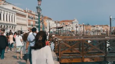 Venedik, İtalya, 7 Eylül 2017: Bir ana Venedik limanda hangi kalabalık turist üzerinde Hediyelik eşya alışveriş ve alışveriş