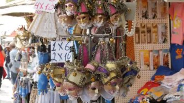 Venedik, İtalya, 7 Eylül 2017: Çeşitli Venedik Hatıra Eşyası, dünya ünlü Venedik Karnavalı sembollerin maskeleri