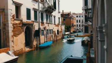 Venedik, İtalya, 7 Eylül 2017: Rahat bir güzel Venedik kanalına ve güzel renkli evler