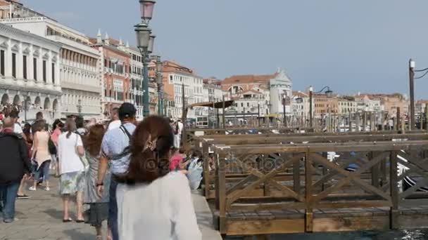 Venedig, Italien, 7 September 2017: Folkmassorna av turister promenader längs Canal Grande vallen — Stockvideo