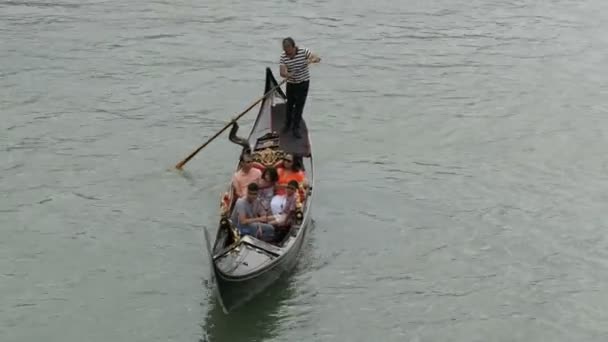 Benátky, Itálie, 7 září 2017: gondoliér rolích turisty na gondole na slavný ve světě benátského Canal Grande — Stock video