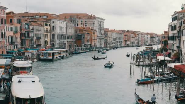 VENECIA, ITALIA, 7 DE SEPTIEMBRE DE 2017: Gran Canal, vista sobre el mundialmente famoso canal veneciano en el que góndolas y barcos turísticos con turistas — Vídeos de Stock