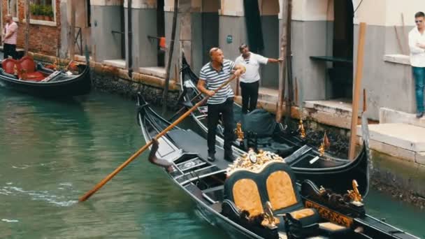 Hermosas góndolas navegan a través de canales venecianos y calles antiguas — Vídeos de Stock