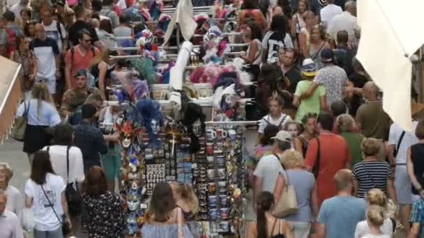ヴェネツィア、イタリア、2017 年 9 月 7 日: 1 つのメイン ショッピングのウォーター フロント、観光客の群衆のベニスのお土産街とショッピング — ストック動画