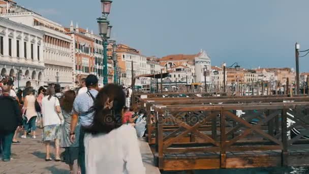 VENISE, ITALIE, 7 SEPTEMBRE 2017 : L'une des principales rues commerçantes souvenirs de Venise sur le front de mer, sur laquelle les foules de touristes et de shopping — Video