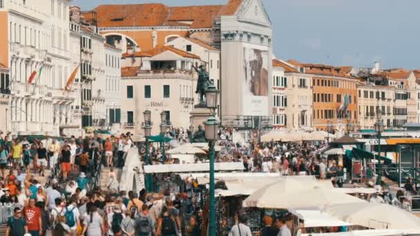 Venedig, Italien, 7. September 2017: eine der wichtigsten Souvenirstraßen Venedigs am Wasser, auf der Massen von Touristen und Einkäufern einkaufen — Stockvideo