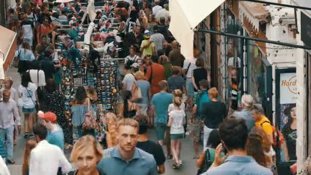 베니스, 이탈리아, 9 월 7 일, 2017: 중 주요 쇼핑 관광객의 어떤 군중에 베니스, 기념품 거리와 쇼핑 — 비디오