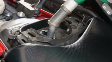 Benzin tabanca motosiklet bir yakıt tankına dökülür, Görünümü Kapat.