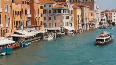 Venedik, İtalya, 7 Eylül 2017: Grand Canal, dünyaca ünlü Venedik kanalına hangi gondol ve turist turist tekneleri görünümü