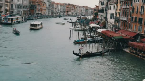VENICE, ITÁLIA, SETEMBRO 7, 2017: Grande Canal, vista sobre o mundialmente famoso canal veneziano em que gôndolas e barcos turísticos com turistas — Vídeo de Stock