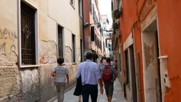 VENICE, ITÁLIA, SETEMBRO 7, 2017: turistas passam por antigas ruas estreitas venezianas, passando por casas vintage — Vídeo de Stock