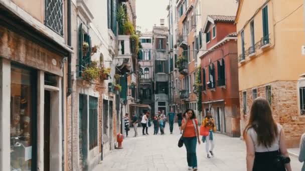 Venedig, Italien, 7 September 2017: Trevlig mysig venetianska street på som turister promenad — Stockvideo