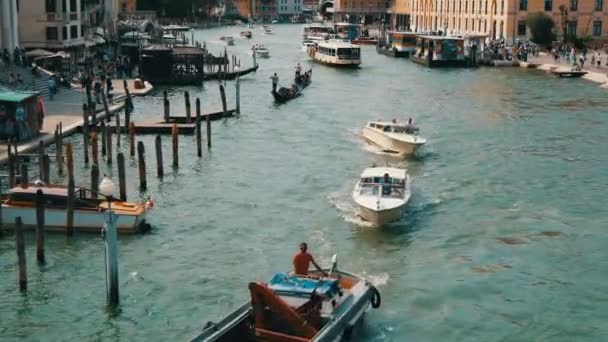 Venedig, Italien, 7 September 2017: Vackra nya fritidsbåtar parkerad på Canal Grande i Venedig — Stockvideo