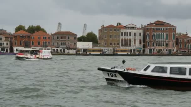 Βενετία, Ιταλία, 7 Σεπτέμβριος 2017: Μια ρομαντική βόλτα κατά μήκος όχθες του Grand Canal σε ένα τουριστικό σκάφος αναψυχής — Αρχείο Βίντεο