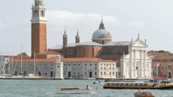 Venetië (Italië), 7 September 2017: Een romantische wandeling langs het beroemde Canal op een toeristische pleziervaartuig, kathedraal van San Giorgio Maggiore op het eiland van de Venetiaanse lagune San Giorgio Maggiore — Stockvideo