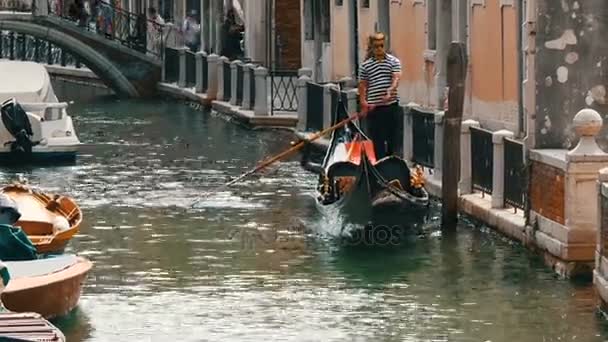 Hermosas góndolas navegan a través de canales venecianos y calles antiguas — Vídeos de Stock
