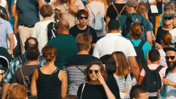 VENISE, ITALIE, 7 SEPTEMBRE 2017 : Une foule de touristes en lunettes de soleil part en voyage d'affaires par une chaude journée d'été — Video