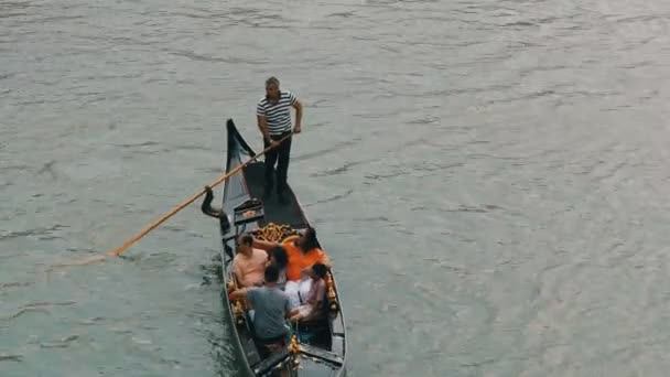 Venedig, Italien, 7. September 2017: Gondoliere rollen Touristen auf Gondel auf dem berühmtesten Kanal der Welt — Stockvideo