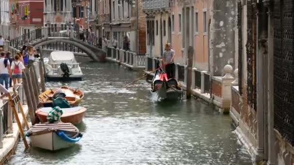 Venetië (Italië), 7 September 2017: huizen met prachtige Venetiaanse architectuur, staan aan een gracht, langs welke gondels en toeristische boten wandeling — Stockvideo