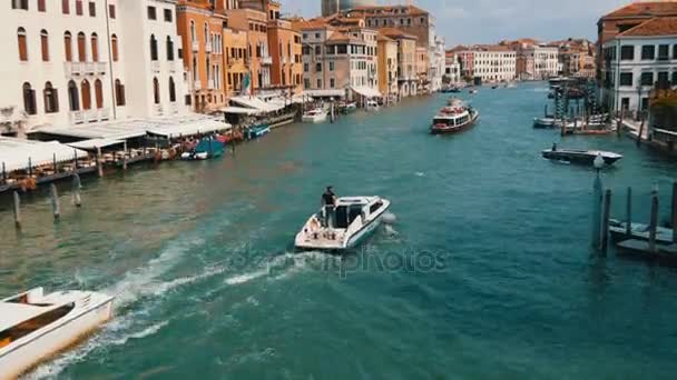 VENECIA, ITALIA, 7 DE SEPTIEMBRE DE 2017: Hermosas embarcaciones de recreo nuevas estacionadas en el Gran Canal de Venecia — Vídeos de Stock
