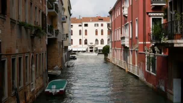 Benátky, Itálie, 7 září 2017: pohled slavných benátských kanálů, podél které gondoly turistické lodě a čluny plout — Stock video