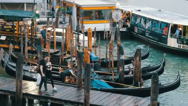 VENICE, ITALY, 7 СЕНТЯБРЯ 2017: Красивые новые лодки удовольствия, припаркованные на Большом канале в Венеции — стоковое видео
