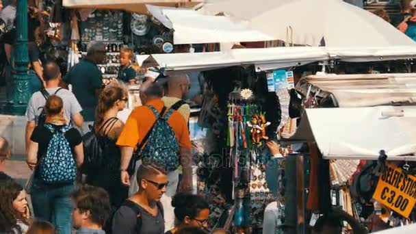 Venedig, Italien, 7 September 2017: En av de största souvenir gatorna i Venedig vid vattnet, på vilka mängder av turister och shopping — Stockvideo