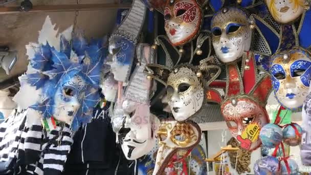 Venetië, Italië, 7 September 2017: Verschillende Venetiaanse maskers souvenirs, symbolen van de wereld beroemde Venetiaanse carnaval — Stockvideo