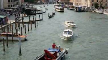 Venedik, İtalya, 7 Eylül 2017: tekneler ve gondollar çok sürme ünlü Venedik Grand Canal