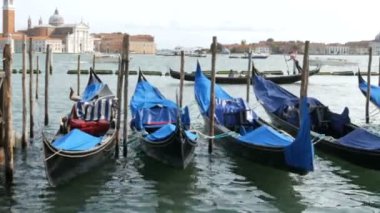 Güzel siyah gondol stand ve Grand Canal Venedik dalgaları devam et