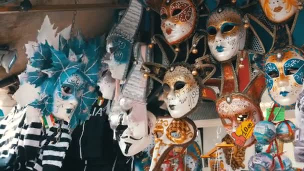 Venedig, Italien, 7 September 2017: Olika venetianska masker souvenirer, symboler av världen berömda venetianska karnevalen — Stockvideo