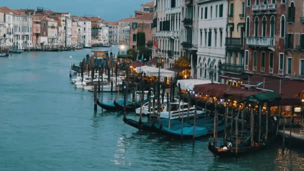 VENICE, ITÁLIA, SETEMBRO 7, 2017: noite deslumbrante em estilo veneziano, café em que brilhar centenas de luzes, gôndolas, balanço na água, os turistas relaxar e desfrutar da vida — Vídeo de Stock