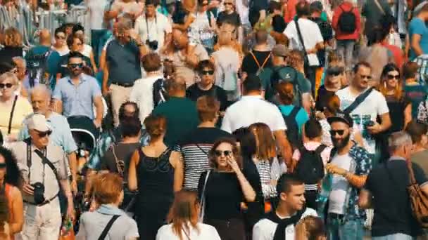 VENICE, ITÁLIA, SETEMBRO 7, 2017: Uma multidão de turistas em óculos de sol vai em negócios em um dia quente de verão — Vídeo de Stock