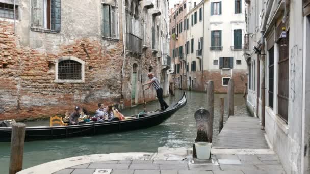 威尼斯, 意大利, 2017年9月7日: 一个风景如画的威尼斯运河, 其中船和船夫运行滚动游客 — 图库视频影像